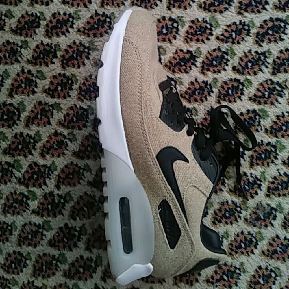 BRAND NEW nike air max sneakers!